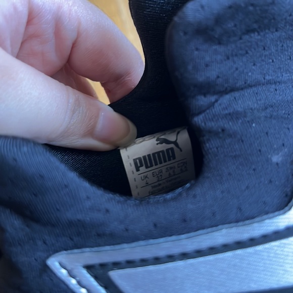 3/$30 EUC women’s puma sneakers in black and silver size 6.5 - Picture 5 of 5